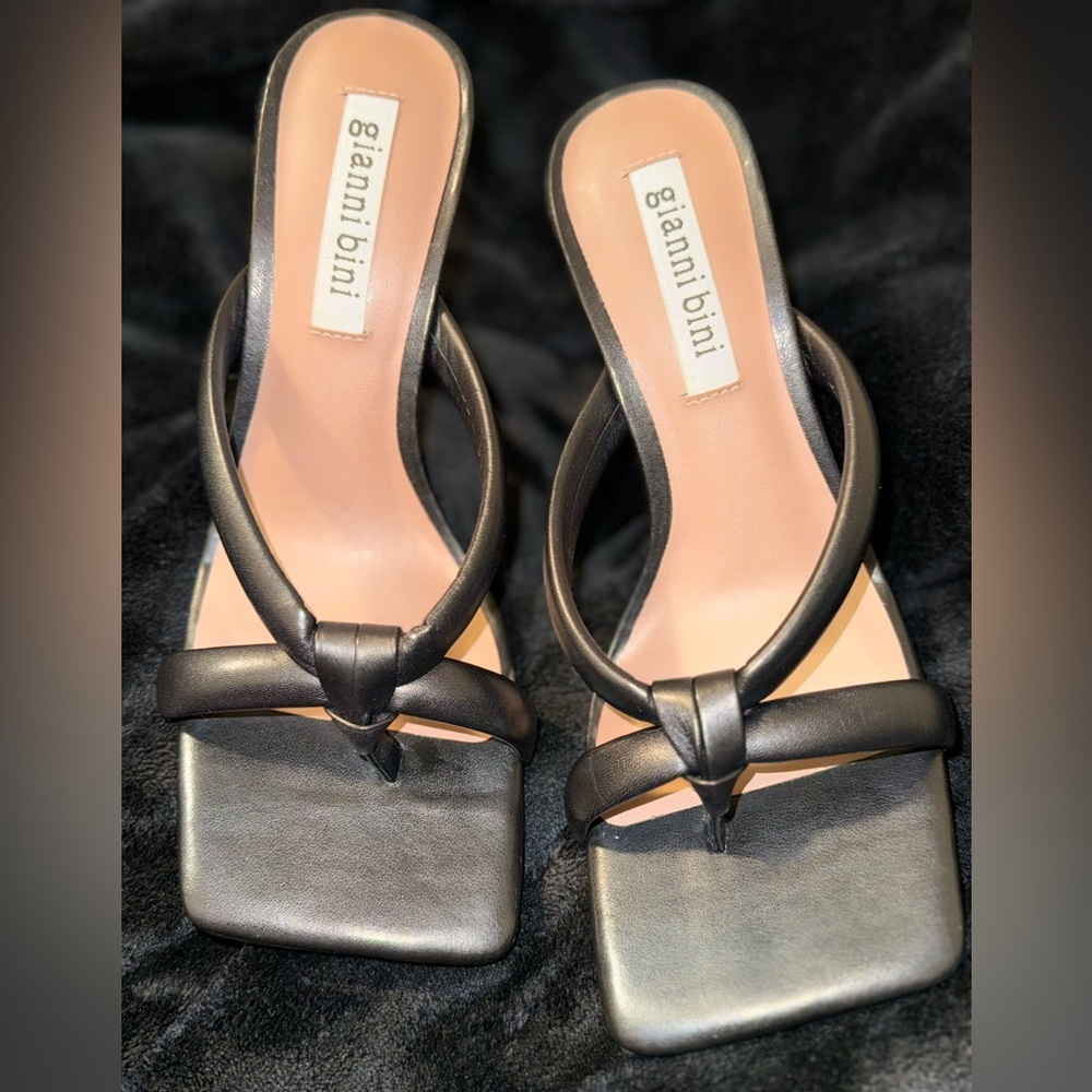 Gianni Bini Black Square Toe Sandals with V-Strap - Picture 8 of 11